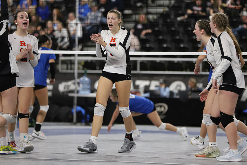 Rainier Mountaineers Overcome Slow Start to Defeat Orcas Island in State Tournament